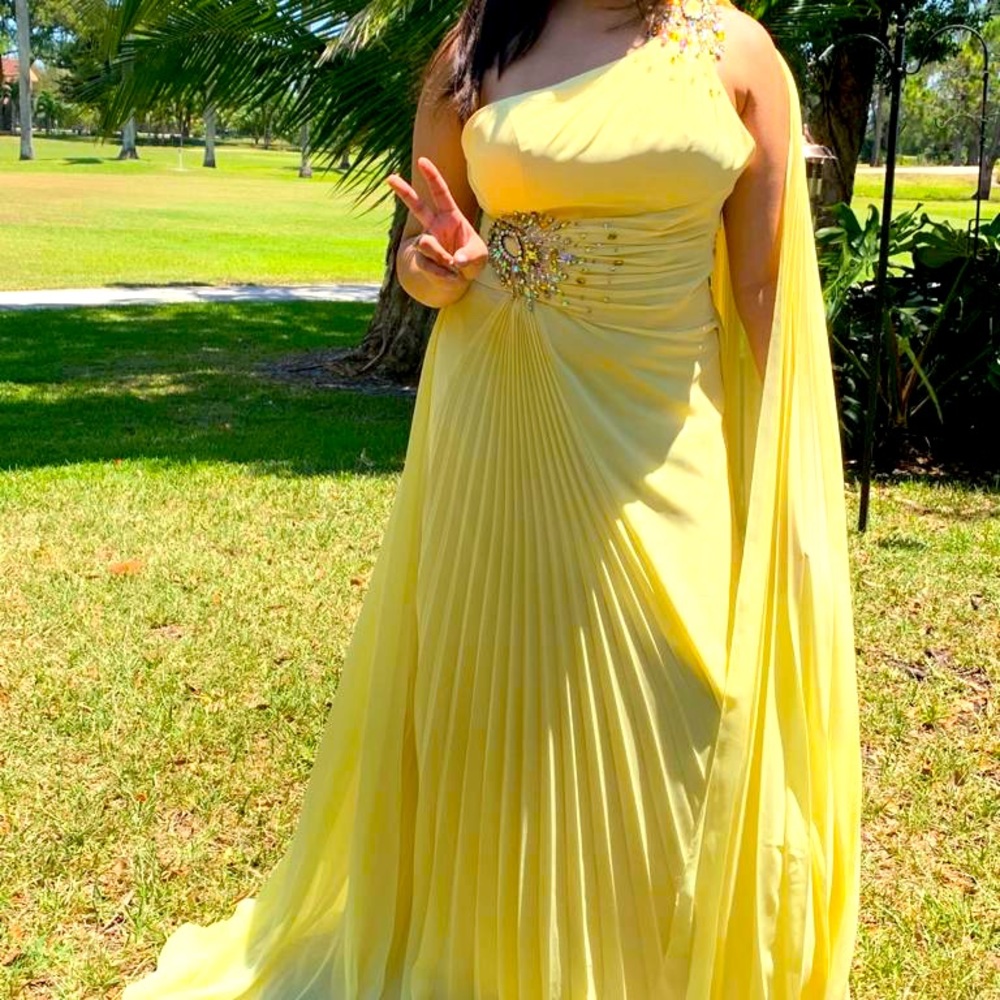 Beautiful dress by Tony Bols